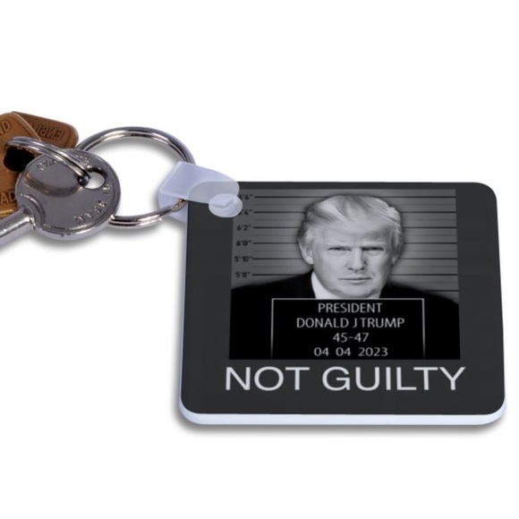 🇺🇸🕊Trump “Not Guilty” Double Photo Glossy Coated Plastic Silver Key Chain! - Picture 5 of 6